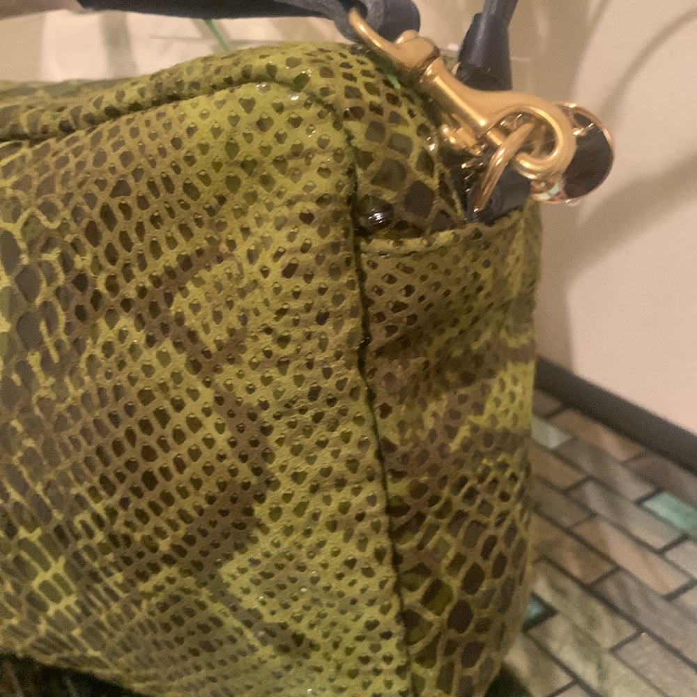 Clara. V Midi Sac Snake Embossed Leather Crossbody Bag
CLARE V. - Picture 5 of 14